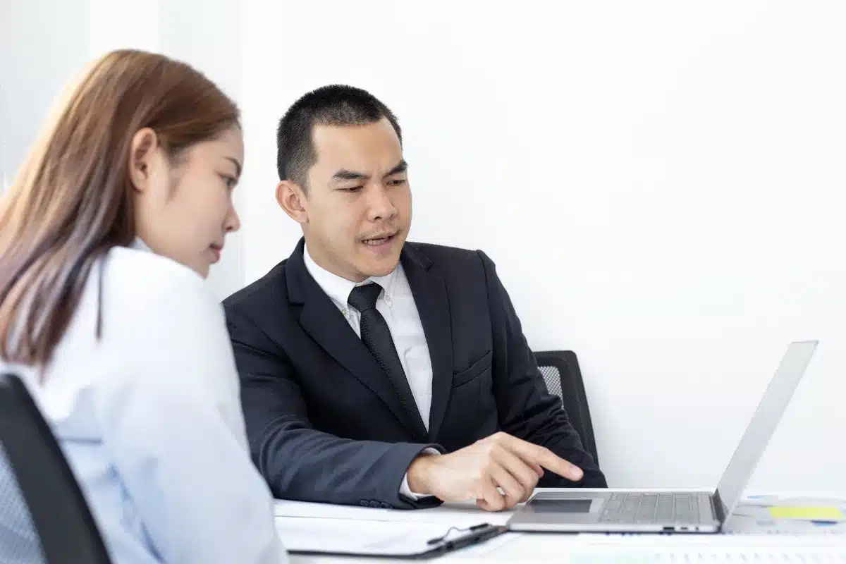 Client and appraiser discussing retrospective appraisal